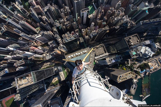 Illustration for article titled Crazy Ivan climbs atop the frozen crane of the 2073-foot Shanghai Tower